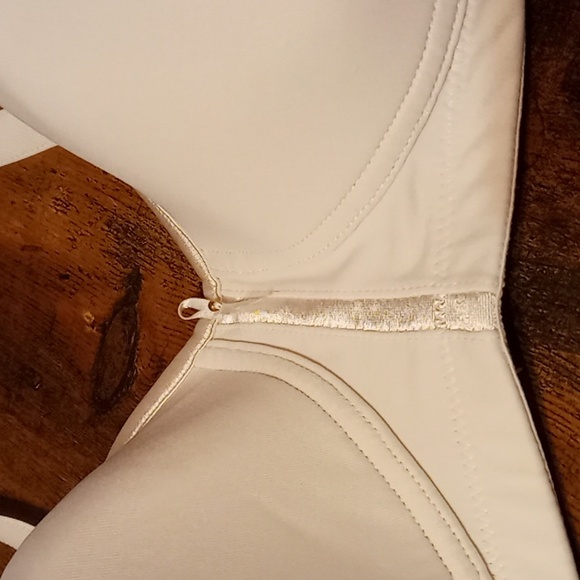 Like New White Vanity Fair 40D Lightly padded Wirefree Bra - Picture 4 of 10
